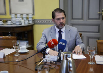 El senador demócrata por Arizona, Estados Unidos, Rubén Gallego, ofrece declaraciones a la prensa durante un encuentro en Madrid, el 29 de mayo de 2026. Foto: Zipi / EFE.