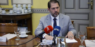 El senador demócrata por Arizona, Estados Unidos, Rubén Gallego, ofrece declaraciones a la prensa durante un encuentro en Madrid, el 29 de mayo de 2026. Foto: Zipi / EFE.