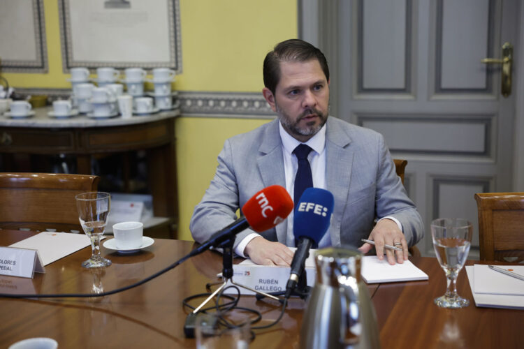 El senador demócrata por Arizona, Estados Unidos, Rubén Gallego, ofrece declaraciones a la prensa durante un encuentro en Madrid, el 29 de mayo de 2026. Foto: Zipi / EFE.