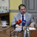 El senador demócrata por Arizona, Estados Unidos, Rubén Gallego, ofrece declaraciones a la prensa durante un encuentro en Madrid, el 29 de mayo de 2026. Foto: Zipi / EFE.