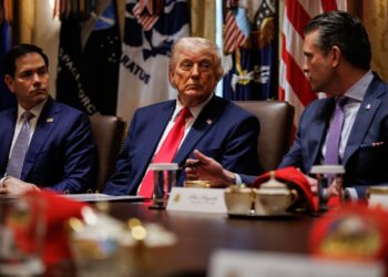 El presidente de Estados Unidos, Donald Trump, y el secretario de Estado, Marco Rubio , escuchan al secretario de Defensa, Pete Hegseth, durante una reunión de gabinete en la Sala del Gabinete de la Casa Blanca. Foto: EFE/EPA/SAMUEL CORUM / POOL,