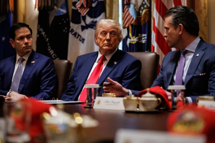 El presidente de Estados Unidos, Donald Trump, y el secretario de Estado, Marco Rubio , escuchan al secretario de Defensa, Pete Hegseth, durante una reunión de gabinete en la Sala del Gabinete de la Casa Blanca. Foto: EFE/EPA/SAMUEL CORUM / POOL,