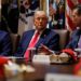 El presidente de Estados Unidos, Donald Trump, y el secretario de Estado, Marco Rubio , escuchan al secretario de Defensa, Pete Hegseth, durante una reunión de gabinete en la Sala del Gabinete de la Casa Blanca. Foto: EFE/EPA/SAMUEL CORUM / POOL,