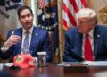 El secretario de Estado Marco Rubio (izq.) habla mientras el presidente de Estados Unidos, Donald Trump (der.), escucha durante una reunión de gabinete en la Casa Blanca, Washington, DC, el 27 de mayo de 2026. Foto: Samuel Corum / EFE / EPA / POOL.