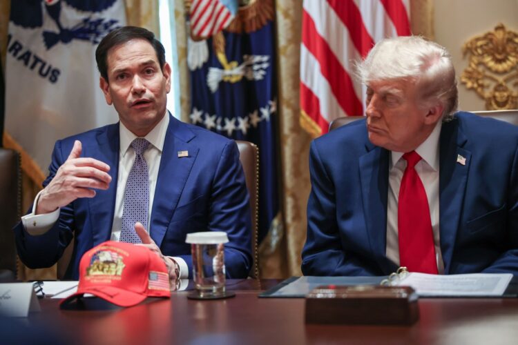 El secretario de Estado Marco Rubio (izq.) habla mientras el presidente de Estados Unidos, Donald Trump (der.), escucha durante una reunión de gabinete en la Casa Blanca, Washington, DC, el 27 de mayo de 2026. Foto: Samuel Corum / EFE / EPA / POOL.