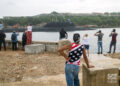 Personas observan la llegada del submarino nuclear ruso Kazan a la bahía de La Habana, en junio de 2024. Foto: Otmaro Rodríguez / Archivo.