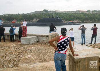 Personas observan la llegada del submarino nuclear ruso Kazan a la bahía de La Habana, en junio de 2024. Foto: Otmaro Rodríguez / Archivo.