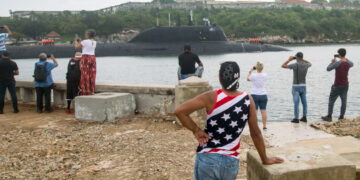 Personas observan la llegada del submarino nuclear ruso Kazan a la bahía de La Habana, en junio de 2024. Foto: Otmaro Rodríguez / Archivo.