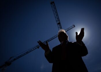 Donald Trump durante una visita a las obras de su polémico salón de baile en la Casa Blanca. Foto: SAMUEL CORUM/EFE/EPA.