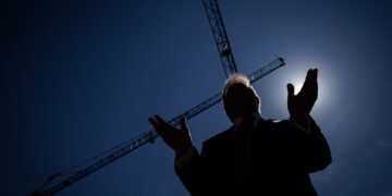 Donald Trump durante una visita a las obras de su polémico salón de baile en la Casa Blanca. Foto: SAMUEL CORUM/EFE/EPA.