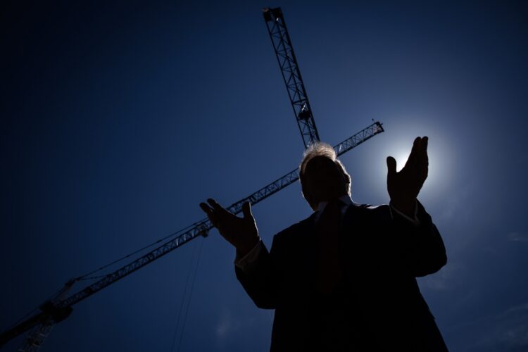 Donald Trump durante una visita a las obras de su polémico salón de baile en la Casa Blanca. Foto: SAMUEL CORUM/EFE/EPA.