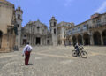 La Plaza de La Catedral de La Habana, prácticamente vacía en medio del significativo declive del turismo en Cuba en 2026. Foto: Ernesto Mastrascusa / EFE.