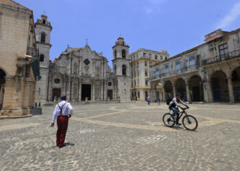 La Plaza de La Catedral de La Habana, prácticamente vacía en medio del significativo declive del turismo en Cuba en 2026. Foto: Ernesto Mastrascusa / EFE.