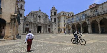 La Plaza de La Catedral de La Habana, prácticamente vacía en medio del significativo declive del turismo en Cuba en 2026. Foto: Ernesto Mastrascusa / EFE.