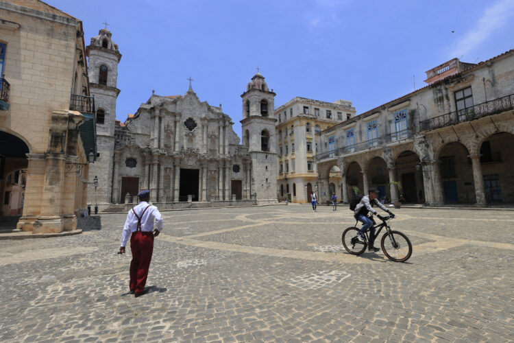 La Plaza de La Catedral de La Habana, prácticamente vacía en medio del significativo declive del turismo en Cuba en 2026. Foto: Ernesto Mastrascusa / EFE.