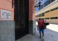 Una persona camina frente a un hotel cerrado en La Habana, en medio del significativo declive del turismo en Cuba en 2026. Foto: Ernesto Mastrascusa / EFE.