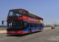 Un bus turístico pasa por una zona del malecón de La Habana, en medio del significativo declive del turismo en Cuba en 2026. Foto: Ernesto Mastrascusa / EFE.
