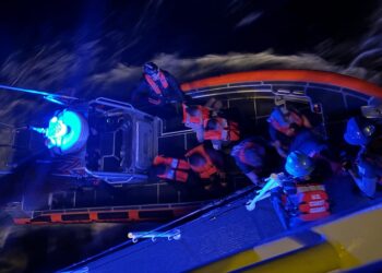 La tripulación del guardacostas estadounidense Winslow Griesser repatrió el lunes a 27 cubanos a Cuba tras una interceptación en el Canal de Yucatán. Foto: X/U.S. Coast Guard Southeast.