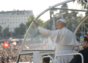El papa León XIV saluda a los fieles durante su recorrido por Madrid en el papamóvil para dirigirse a la Plaza de Lima. Foto: EFE/Marcos Villaoslada.