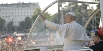 El papa León XIV saluda a los fieles durante su recorrido por Madrid en el papamóvil para dirigirse a la Plaza de Lima. Foto: EFE/Marcos Villaoslada.