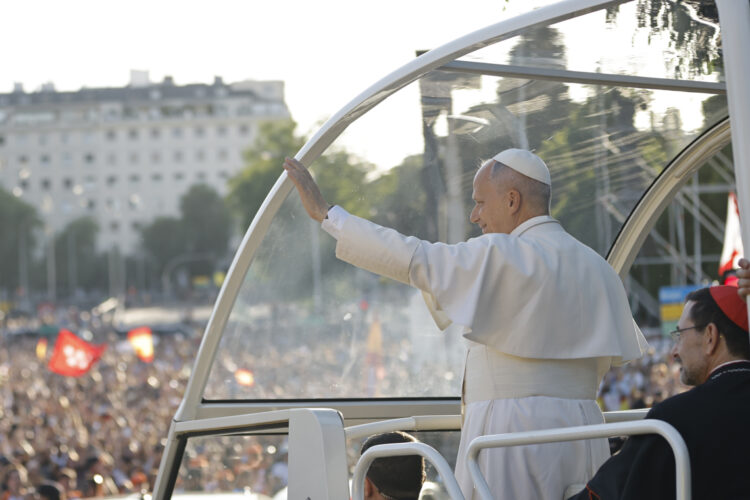 El papa León XIV saluda a los fieles durante su recorrido por Madrid en el papamóvil para dirigirse a la Plaza de Lima. Foto: EFE/Marcos Villaoslada.