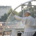 El papa León XIV saluda a los fieles durante su recorrido por Madrid en el papamóvil para dirigirse a la Plaza de Lima. Foto: EFE/Marcos Villaoslada.