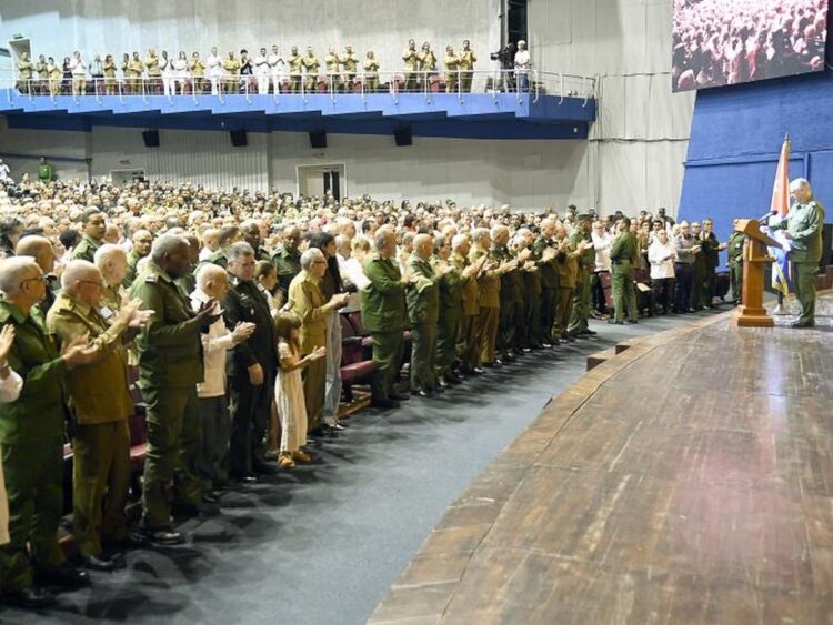 Acto en el teatro K. Marx por el cumpleaños 95 de Raúl Castro. Foto: Tomada del periódico Granma.