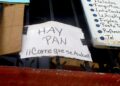 Anuncio de pan en una mipyme habanera. El subtítulo remite al estrés social que se padece. Foto: AMD