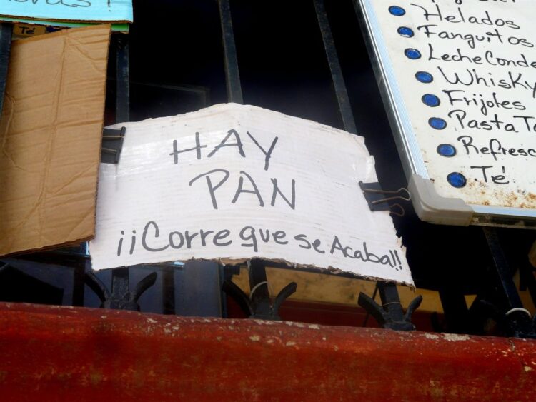Anuncio de pan en una mipyme habanera. El subtítulo remite al estrés social que se padece. Foto: AMD