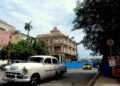 Auto clásico en La Habana pasa por la embajada de España en La Habana. Foto: AMD.