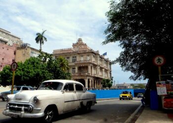Auto clásico en La Habana pasa por la embajada de España en La Habana. Foto: AMD.