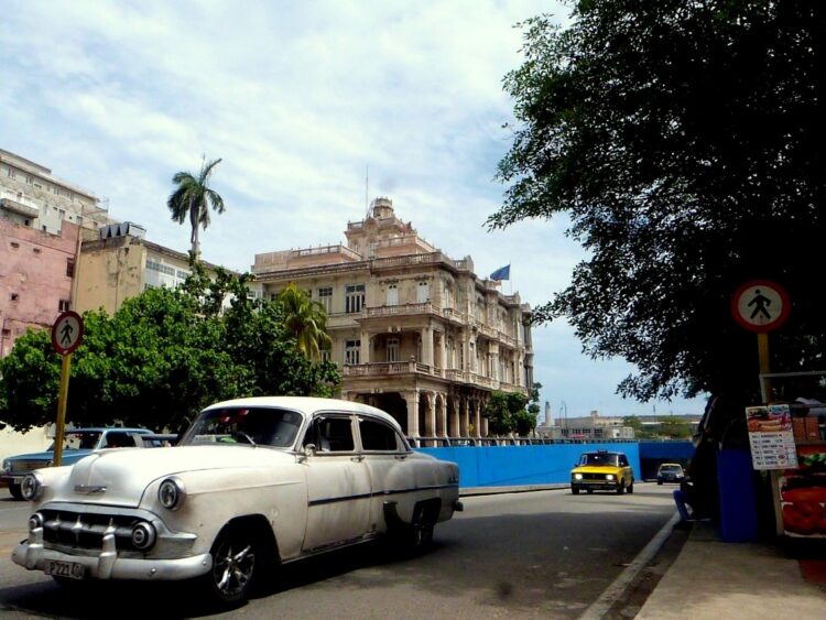 Auto clásico en La Habana pasa por la embajada de España en La Habana. Foto: AMD.