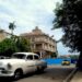 Auto clásico en La Habana pasa por la embajada de España en La Habana. Foto: AMD.