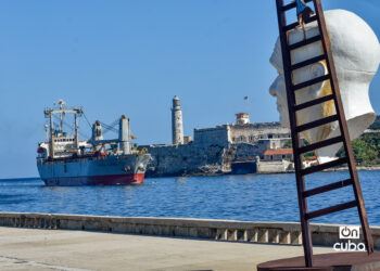 Llegada de un barco a La Habana con ayuda humanitaria. Foto: Otmaro Rodríguez, archivo.