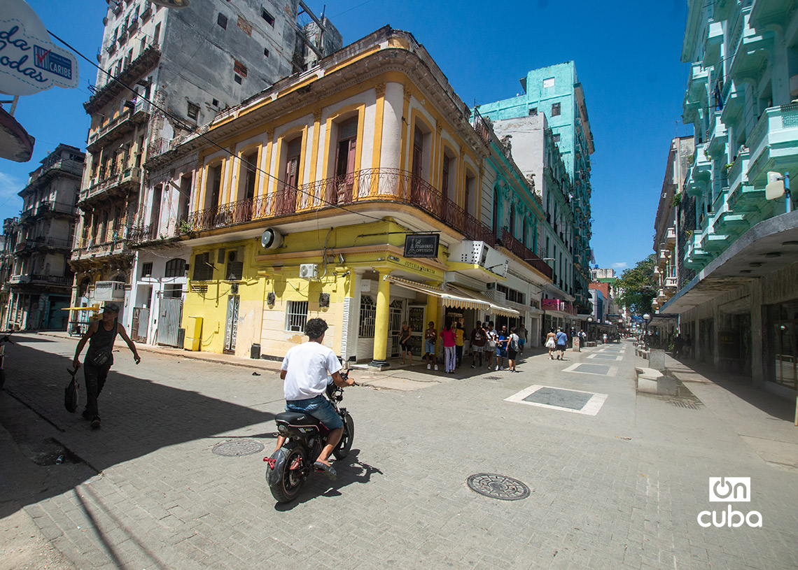 Vista del Boulevard de San Rafael, en La Habana. Foto: Otmaro Rodríguez.