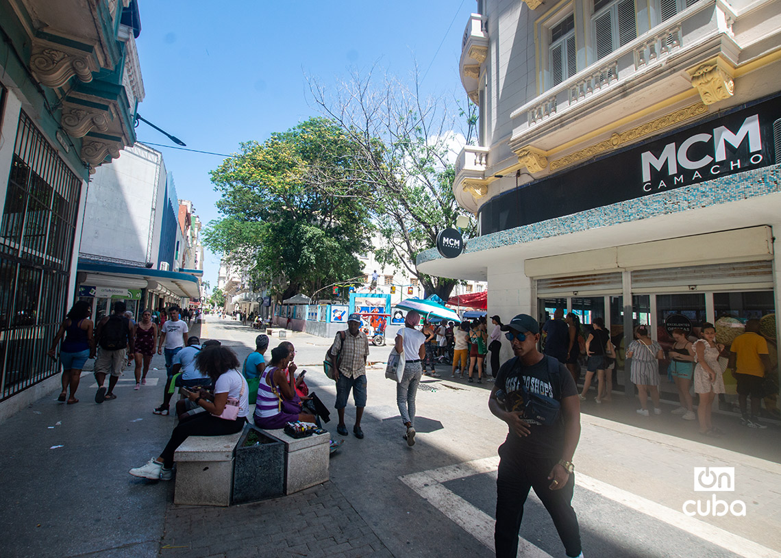 Vista del Boulevard de San Rafael, en La Habana. Foto: Otmaro Rodríguez.