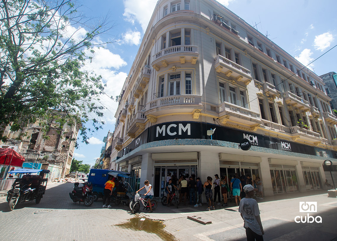 Vista del Boulevard de San Rafael, en La Habana. Foto: Otmaro Rodríguez.