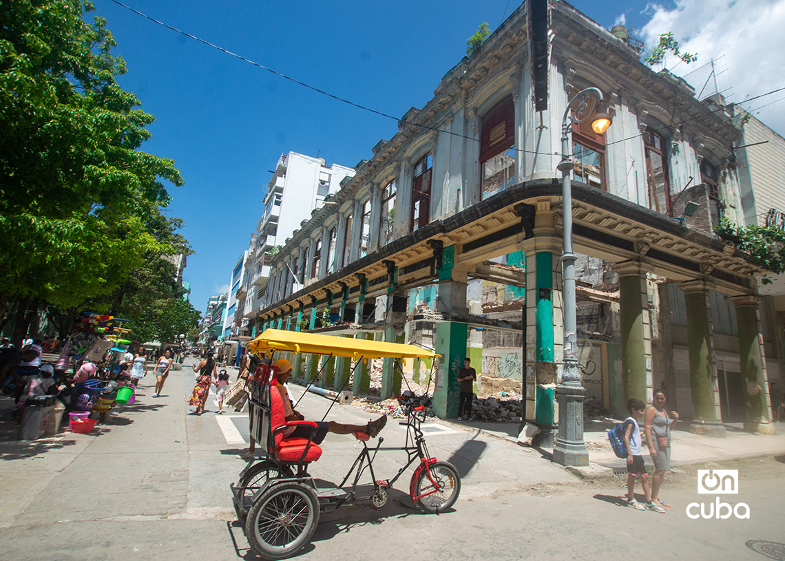 Edificación afectada por un derrumbe en 2025, en la esquina del Boulevard de San Rafael y Galiano, en La Habana. Foto: Otmaro Rodríguez.