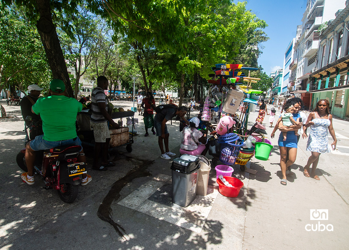 Vendedores y otras personas en el parque Fe del Valle, en uno de los costados del Boulevard de San Rafael, en La Habana. Foto: Otmaro Rodríguez.