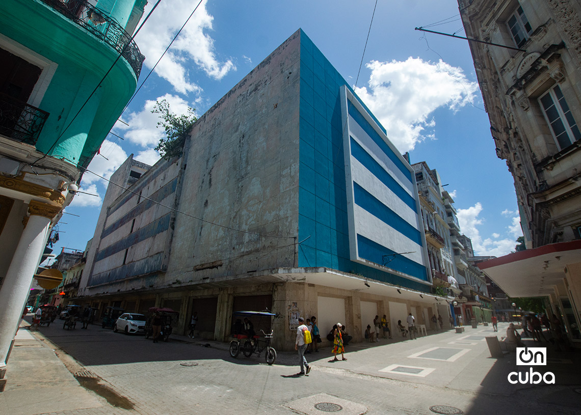 Vista del Boulevard de San Rafael, en La Habana. Foto: Otmaro Rodríguez.