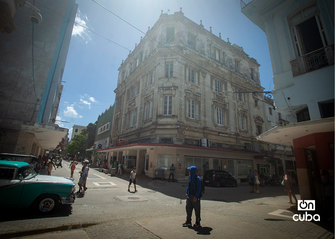 Vista del Boulevard de San Rafael, en La Habana. Foto: Otmaro Rodríguez.