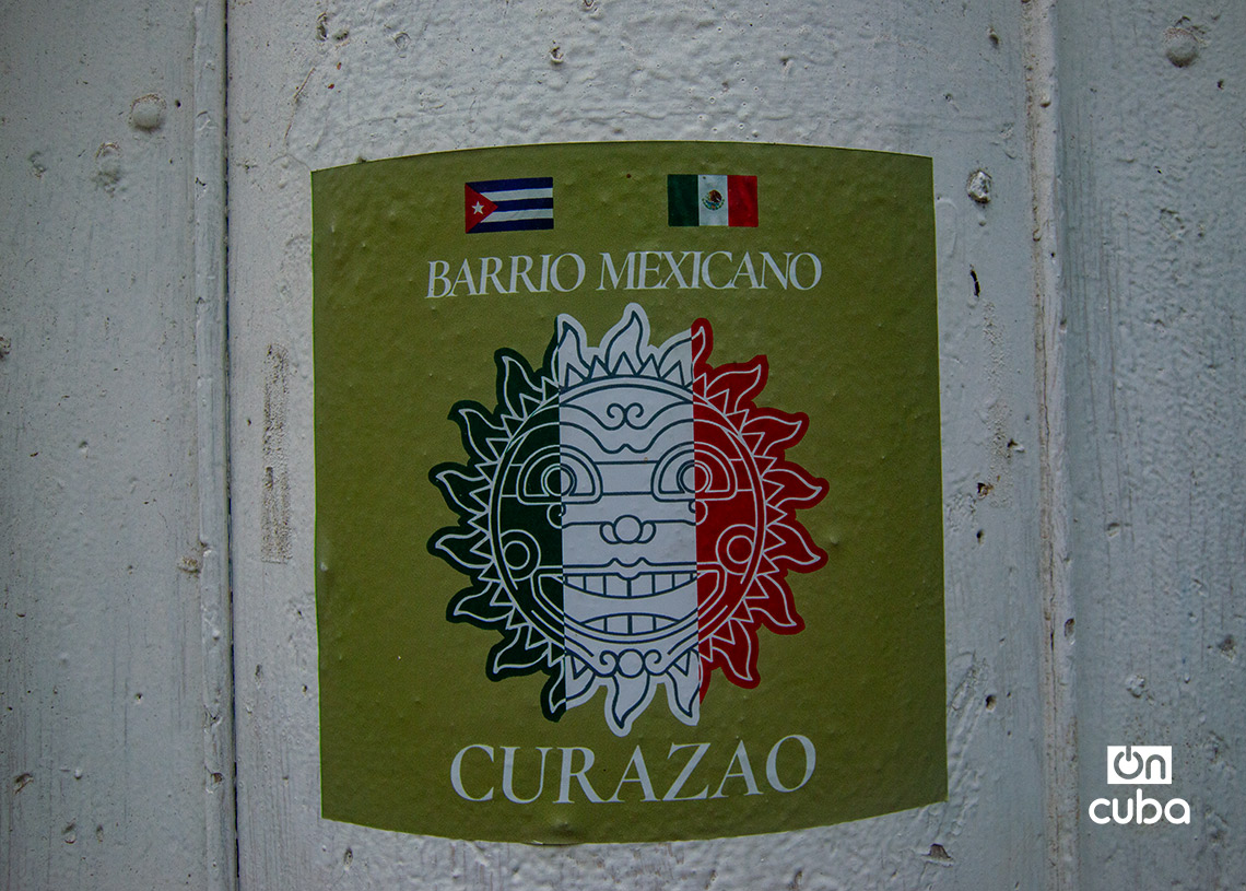 Imagen que identifica a la calle Curazao como "barrio mexicano", en La Habana Vieja. Foto: Otmaro Rodríguez.