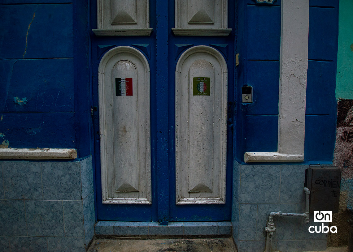 Puerta con referencias visuales a México en la Calle Curazao, en La Habana Vieja. Foto: Otmaro Rodríguez.