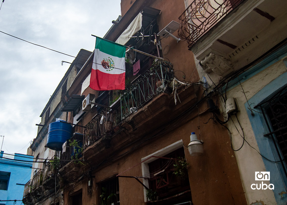 Bandera de México en la Calle Curazao, en La Habana Vieja. Foto: Otmaro Rodríguez.