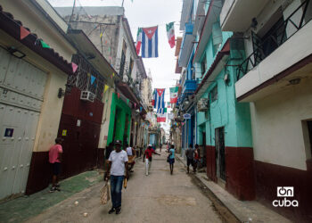 Banderas de Cuba y México en la Calle Curazao, en La Habana Vieja. Foto: Otmaro Rodríguez.