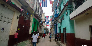 Banderas de Cuba y México en la Calle Curazao, en La Habana Vieja. Foto: Otmaro Rodríguez.