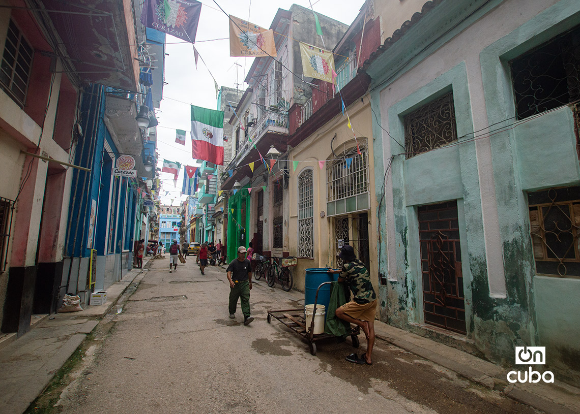 Banderas de Cuba y México en la Calle Curazao, en La Habana Vieja. Foto: Otmaro Rodríguez.