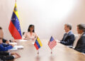 Delcy Rodríguez (c), hablando con el encargado de negocios de la Embajada de los Estados Unidos, John Barrett (2-d), durante una reunión el pasado viernes. Foto: Palacio de Miraflores /EFE.