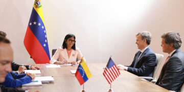 Delcy Rodríguez (c), hablando con el encargado de negocios de la Embajada de los Estados Unidos, John Barrett (2-d), durante una reunión el pasado viernes. Foto: Palacio de Miraflores /EFE.