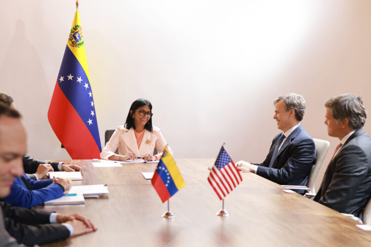 Delcy Rodríguez (c), hablando con el encargado de negocios de la Embajada de los Estados Unidos, John Barrett (2-d), durante una reunión el pasado viernes. Foto: Palacio de Miraflores /EFE.